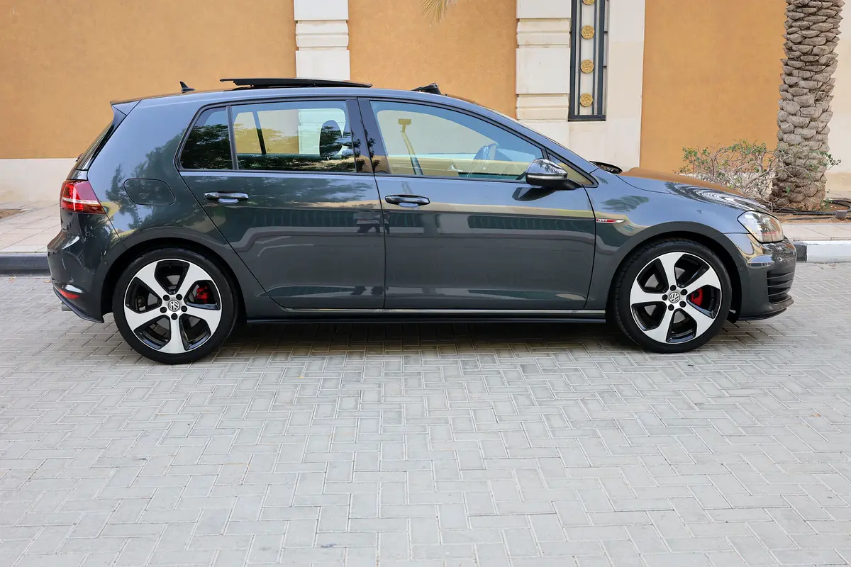 Volkswagen Golf GTI 2017 - 134000km-GCC Specs - Excellent Condition - Thumbnail 5