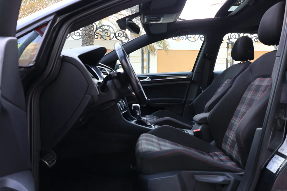 Volkswagen Golf GTI 2017 - 134000km-GCC Specs - Excellent Condition - Thumbnail 9