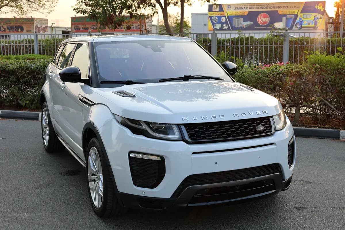 EVOQUE ( R-DYNAMIC ) - GCC SPECS - UNDER WARRANTY - ACCIDENT FREE - FULL SERVICE HISTORY - - Thumbnail 5