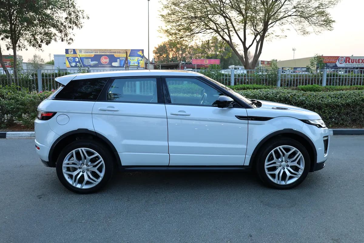 EVOQUE ( R-DYNAMIC ) - GCC SPECS - UNDER WARRANTY - ACCIDENT FREE - FULL SERVICE HISTORY - - Thumbnail 8