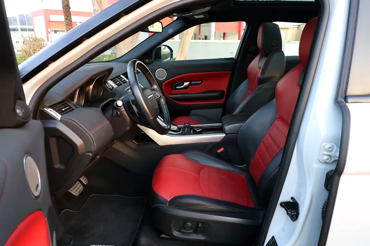 EVOQUE ( R-DYNAMIC ) - GCC SPECS - UNDER WARRANTY - ACCIDENT FREE - FULL SERVICE HISTORY - - Thumbnail 10