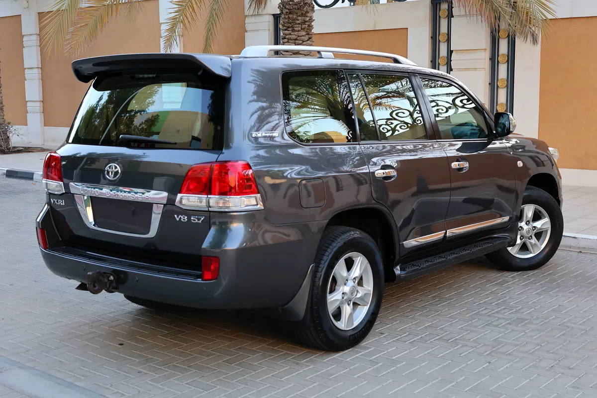 Toyota Land Cruiser VXR 2011 -153000KM- GCC Specs - Well Maintained - Thumbnail 4