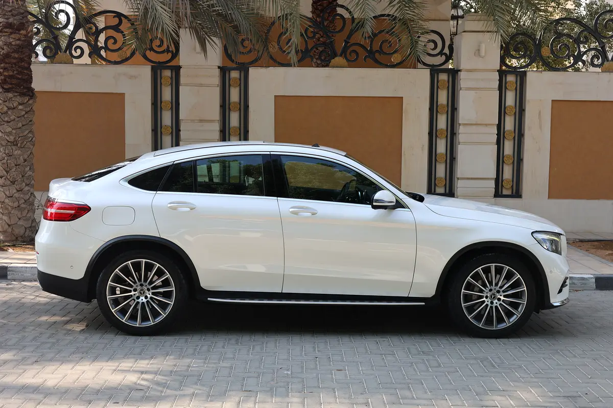 GLC250 COUPE AMG - GCC SPECS - FULL SERVICE HISTORY - ACCIDENT FREE - EXCELENT CONDITION - - Thumbnail 8