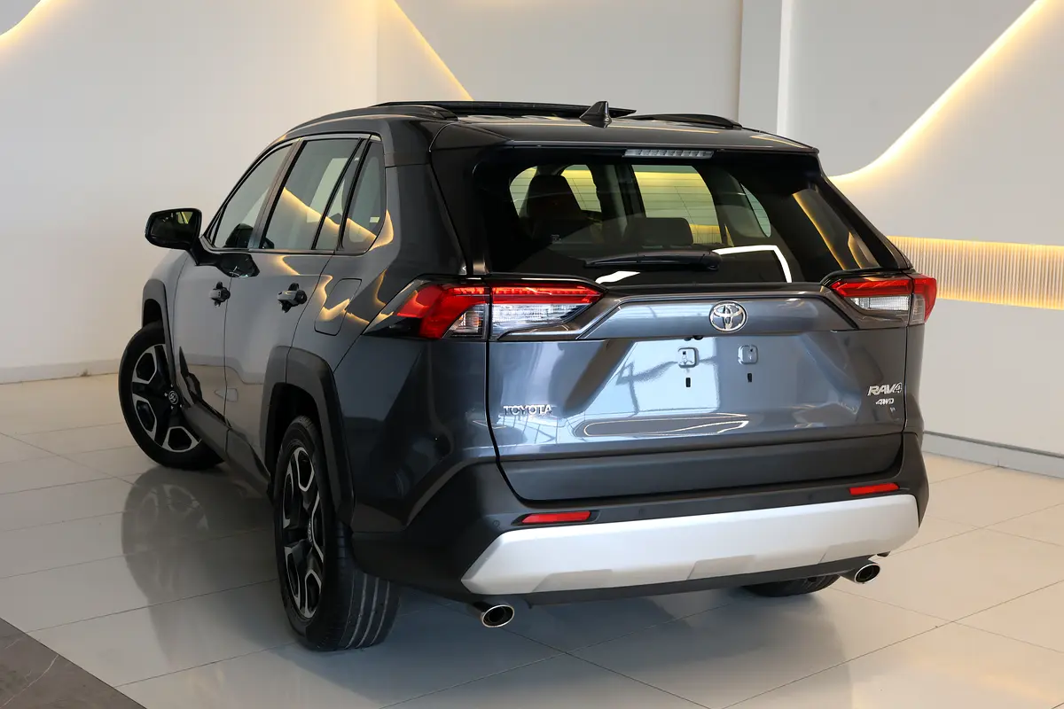 RAV4 ADVENTURE 4WD - GCC SPECS - ACCIDENT FREE - FULL SERVICE HISTORY - UNDER WARRANTY - - Thumbnail 5