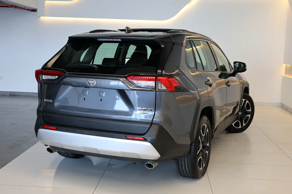 RAV4 ADVENTURE 4WD - GCC SPECS - ACCIDENT FREE - FULL SERVICE HISTORY - UNDER WARRANTY - - Thumbnail 6