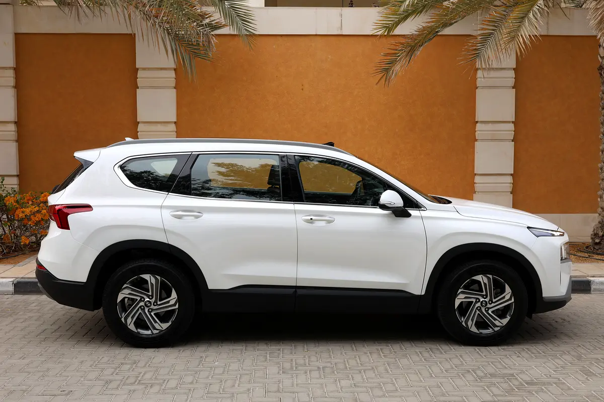 SANTA FE 2.5L ( COMFORT PLUS ) - GCC SPECS - UNDER WARRANTY UNTIL OCT 2028 - ACCIDENT FREE - - Thumbnail 9