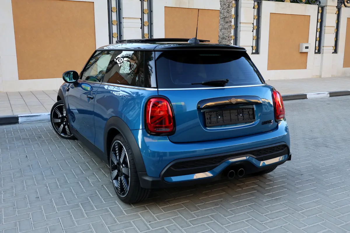 MINI COOPER S - GCC SPECS - UNDER WARRANTY / SERVICE CONTRACT - ACCIDENT FREE - FULL SERVICE HISTORY - Thumbnail 3
