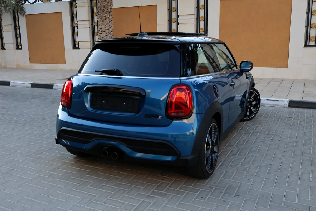 MINI COOPER S - GCC SPECS - UNDER WARRANTY / SERVICE CONTRACT - ACCIDENT FREE - FULL SERVICE HISTORY - Thumbnail 4