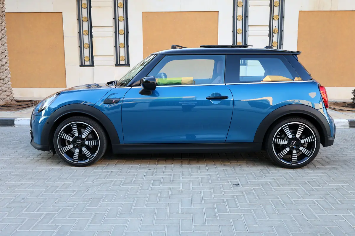 MINI COOPER S - GCC SPECS - UNDER WARRANTY / SERVICE CONTRACT - ACCIDENT FREE - FULL SERVICE HISTORY - Thumbnail 8