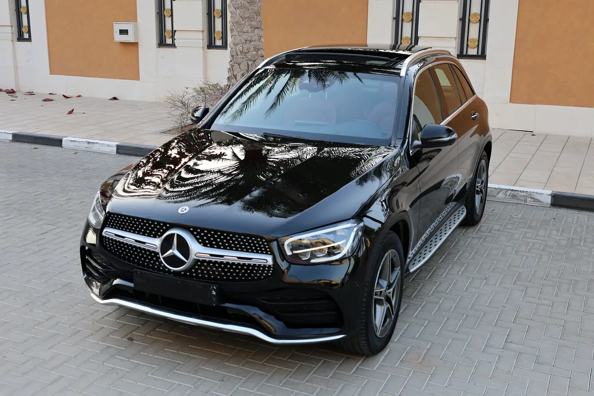 GLC200 AMG - GCC SPECS - UNDER WARRANTY - FULL SERVICE HISTORY - ACCIDENT FREE - Thumbnail 3