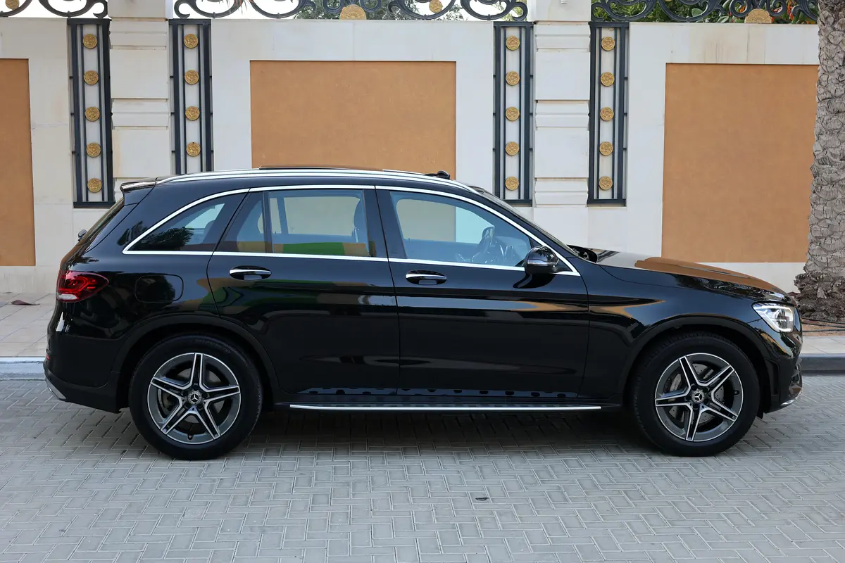GLC200 AMG - GCC SPECS - UNDER WARRANTY - FULL SERVICE HISTORY - ACCIDENT FREE - Thumbnail 9