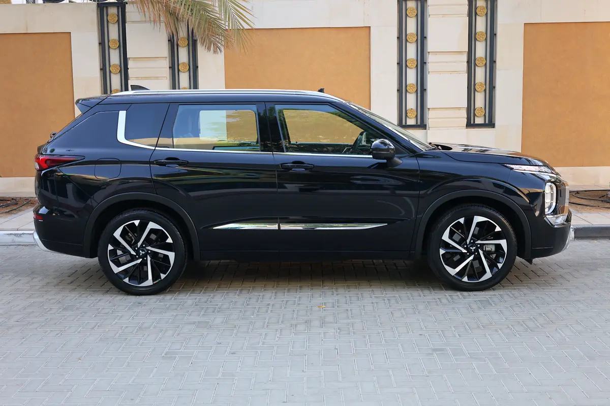 Mitsubishi Outlander Limited Edition 2025 -54000KM- GCC Specs - Brand New! - Thumbnail 7
