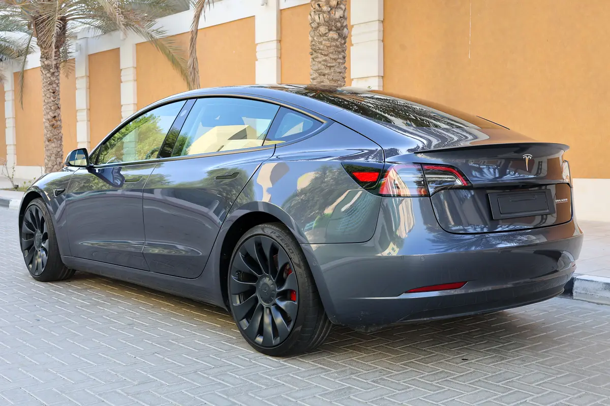 TESLA MODEL 3 PERFORMANCE - GCC SPECS - UNDER WARRANTY - FULL SERVICE HISTORY - ACCIDENT FREE - - Thumbnail 7