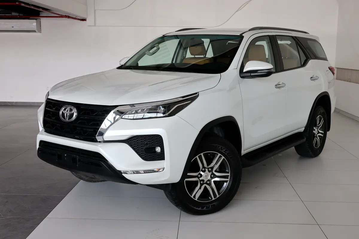 Toyota Fortuner GXR 2023 | GCC Specs | Low Mileage 46000km-Pristine Conditiom - Thumbnail 2
