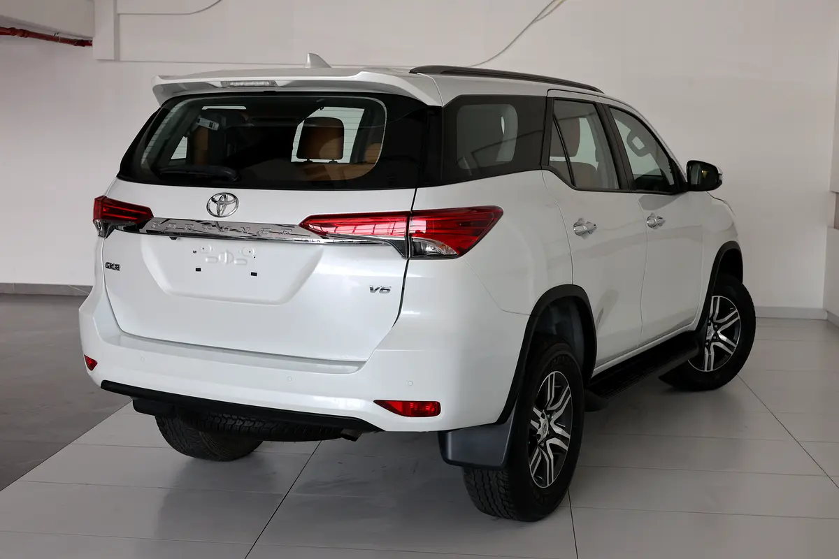 Toyota Fortuner GXR 2023 | GCC Specs | Low Mileage 46000km-Pristine Conditiom - Thumbnail 4