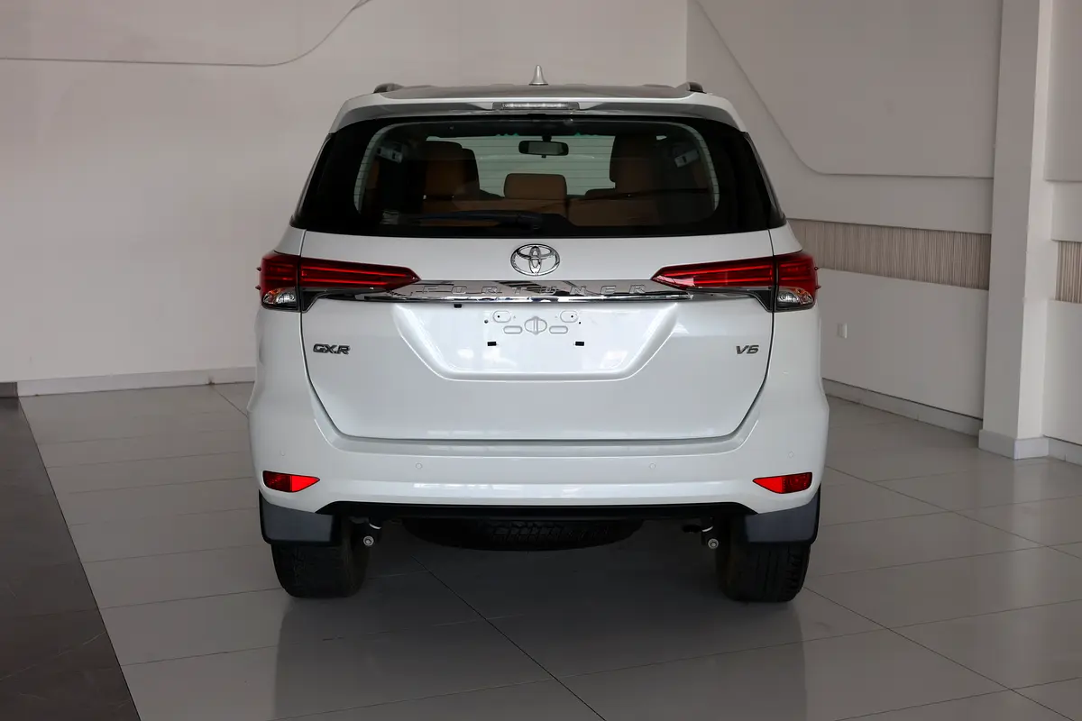 Toyota Fortuner GXR 2023 | GCC Specs | Low Mileage 46000km-Pristine Conditiom - Thumbnail 6