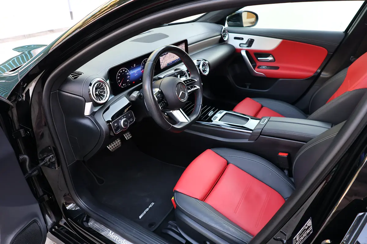 A200 AMG - GCC SPECS - UNDER WARRANTY / SERVICE CONTRACT 105,000 KM FROM GARGASH - ACCIDENT FREE - - Thumbnail 10