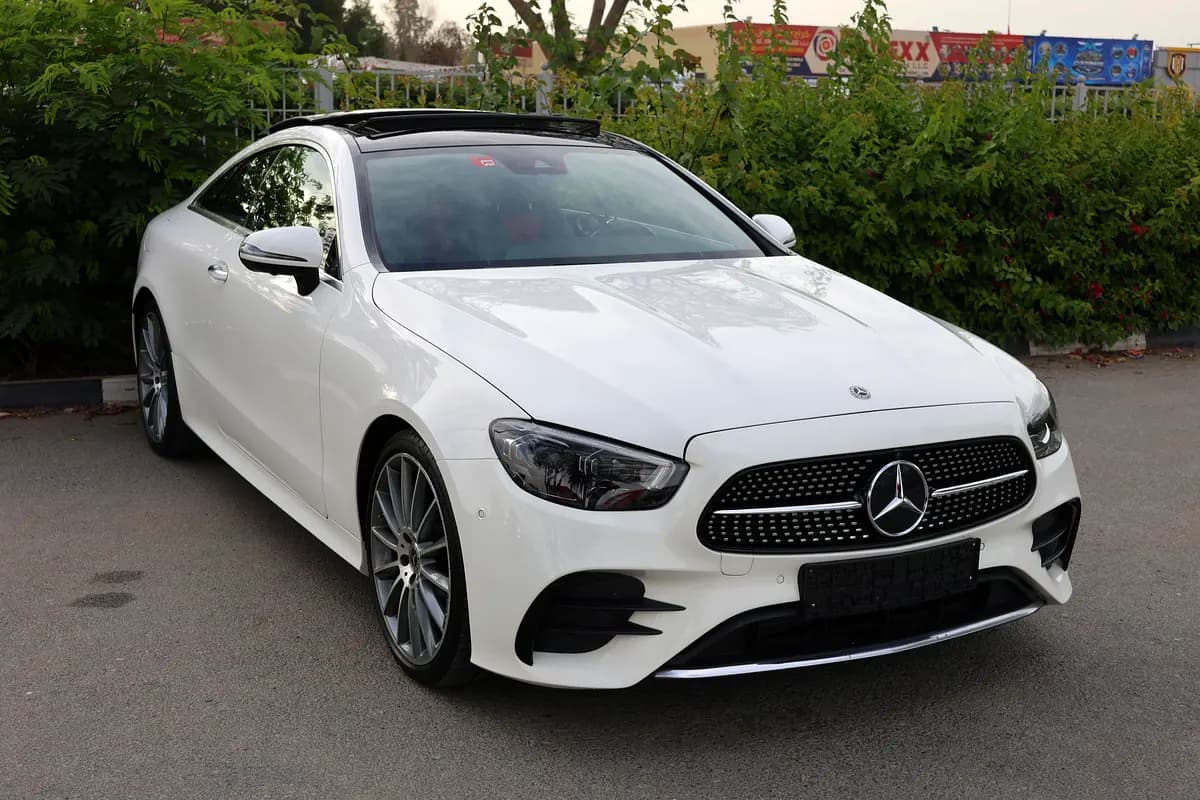 E200 COUPE - GCC SPECS - UNDER WARRANTY - FULL SERVICE HISTORY - ACCIDENT FREE - - Thumbnail 4