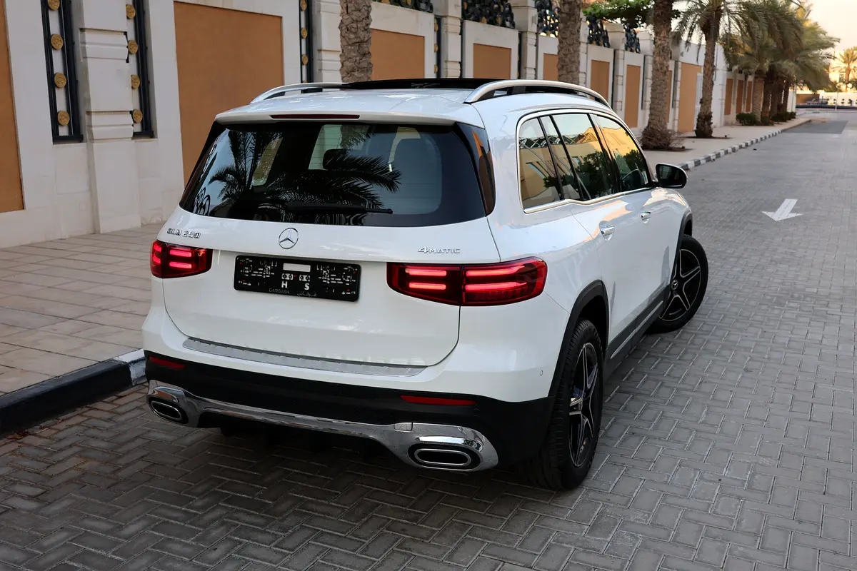 MERCEDES-BENZ GLB 250-2025-8000KM-GCC SPECS-UNDER WARRANTY  SERVICE FROM MRCEDES DEALER - Thumbnail 3