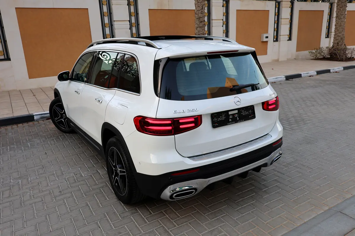 MERCEDES-BENZ GLB 250-2025-8000KM-GCC SPECS-UNDER WARRANTY  SERVICE FROM MRCEDES DEALER - Thumbnail 4