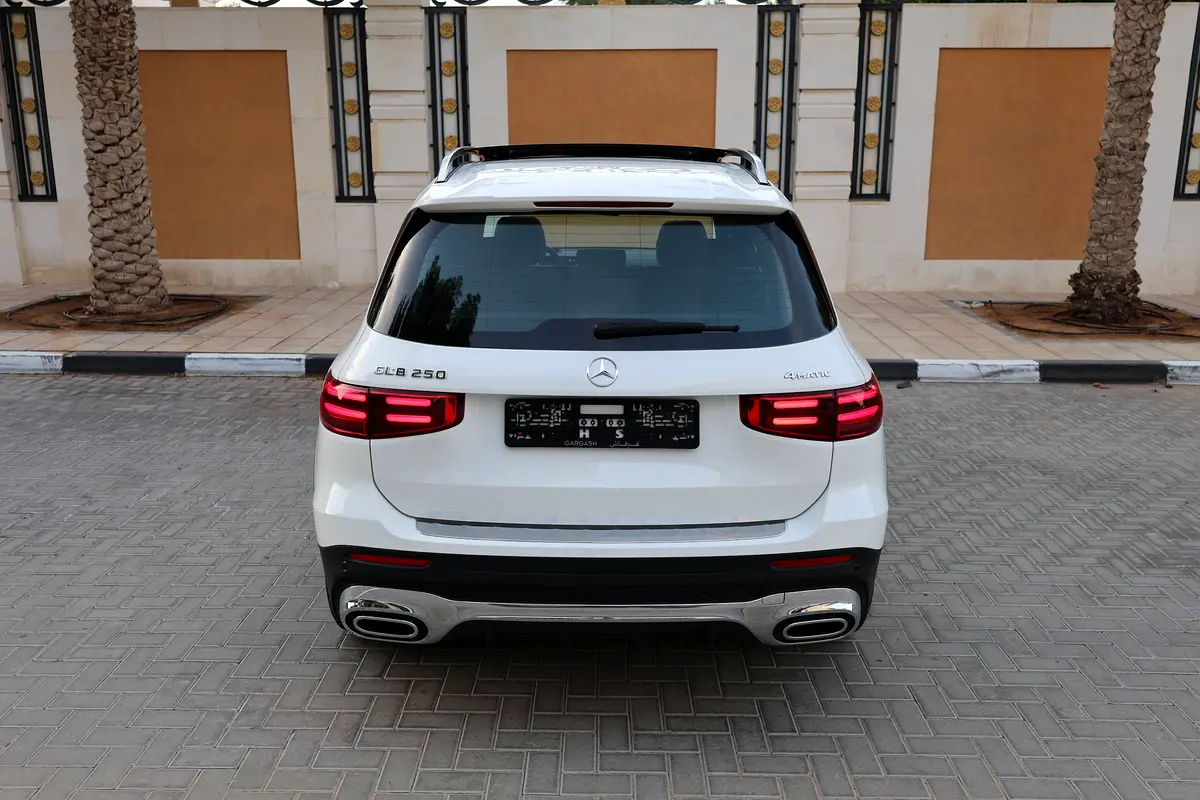 MERCEDES-BENZ GLB 250-2025-8000KM-GCC SPECS-UNDER WARRANTY  SERVICE FROM MRCEDES DEALER - Thumbnail 6