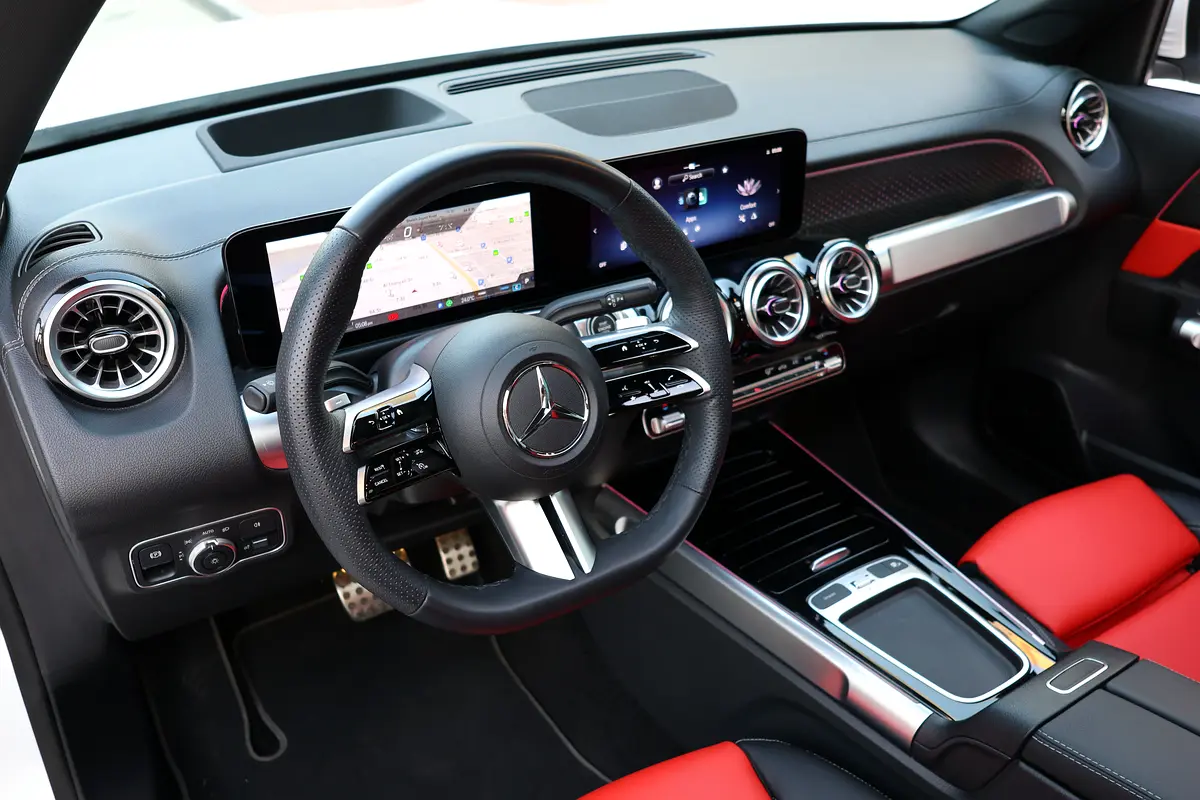 MERCEDES-BENZ GLB 250-2025-8000KM-GCC SPECS-UNDER WARRANTY  SERVICE FROM MRCEDES DEALER - Thumbnail 10