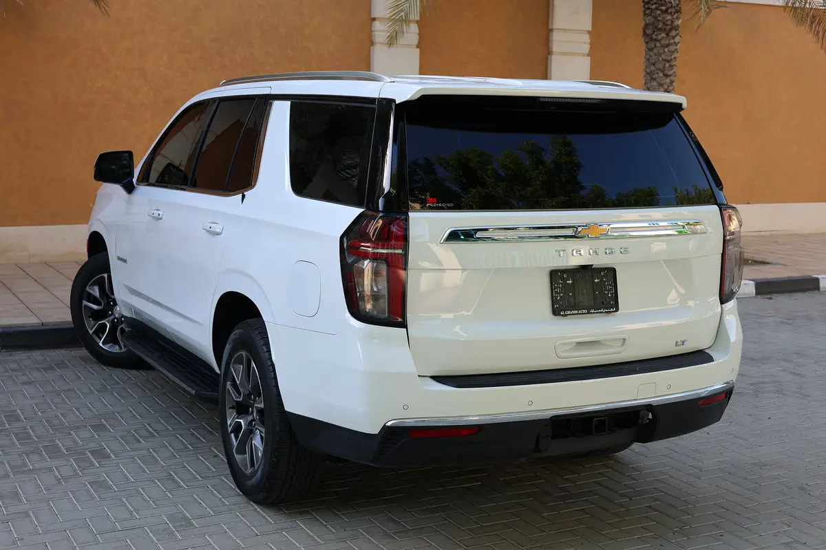 CHEVROLET TAHOE LT 4WD 5.3L V8 - GCC SPECS - UNDER WARRANTY / SERVICE 21-10-2027 - ACCIDENT FREE - - Thumbnail 5