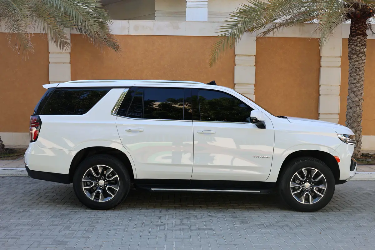 CHEVROLET TAHOE LT 4WD 5.3L V8 - GCC SPECS - UNDER WARRANTY / SERVICE 21-10-2027 - ACCIDENT FREE - - Thumbnail 9