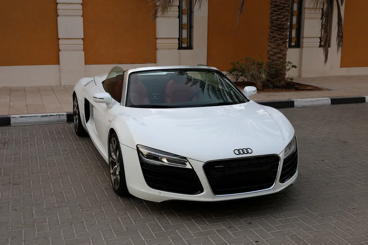 (2016) AUDI- R8 SPYDER -45000KM-GCC SPECS- PERFECT CONDITION - Thumbnail 4