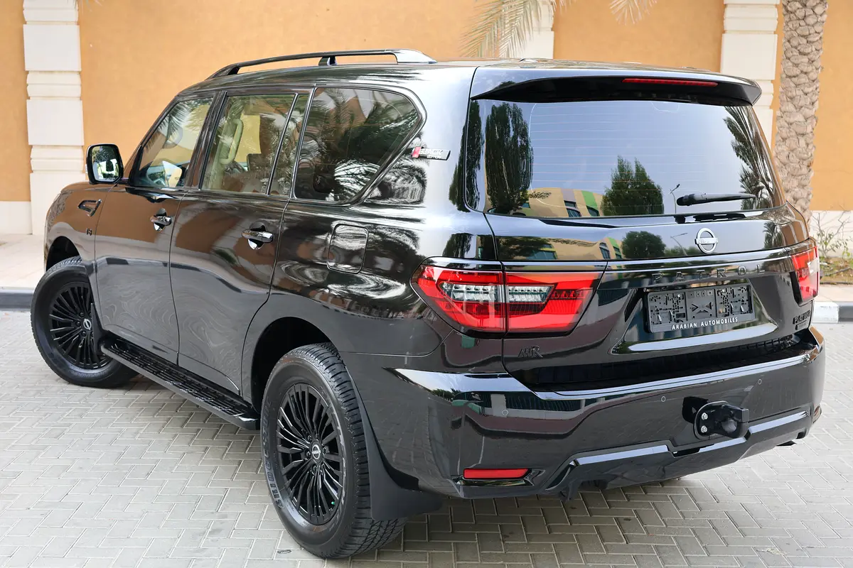 NISSAN Patrol-2024-LE PLATINUM-BLACK EDITION-33000KM-UNDER WARRANTY-GCC SPECS - Thumbnail 3