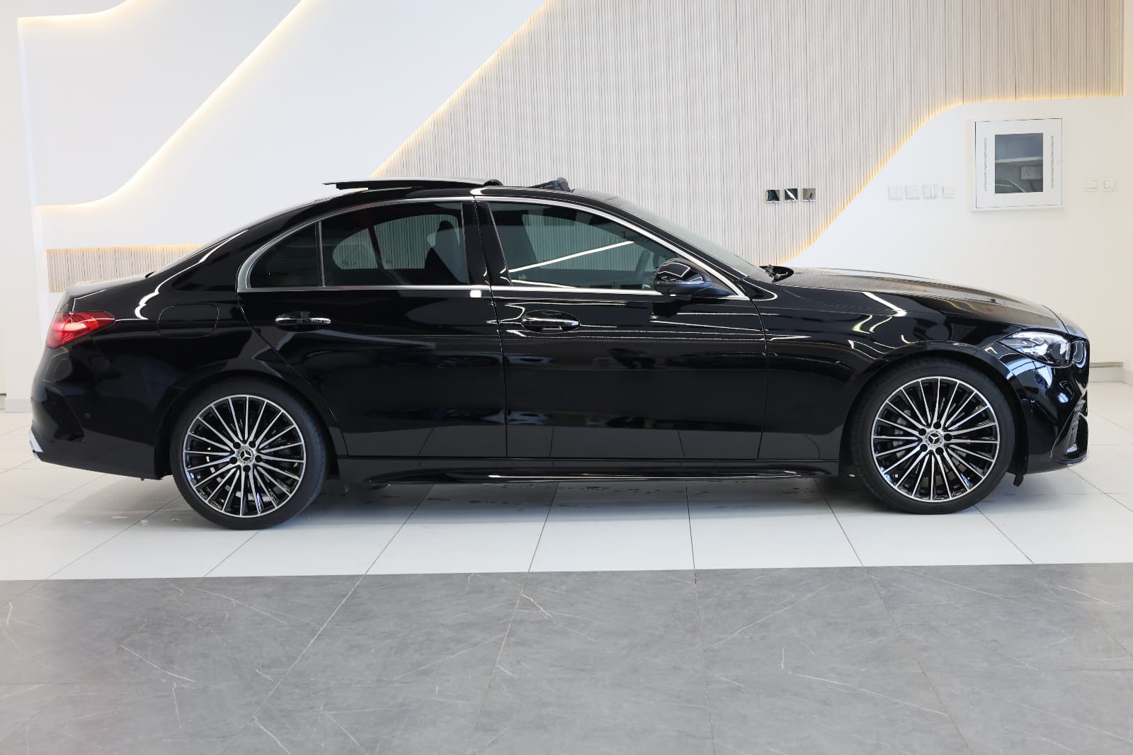Mercedes-Benz C200-2025-3900KM-GCC Specs-Under warranty & Seems-Brand new - Thumbnail 7