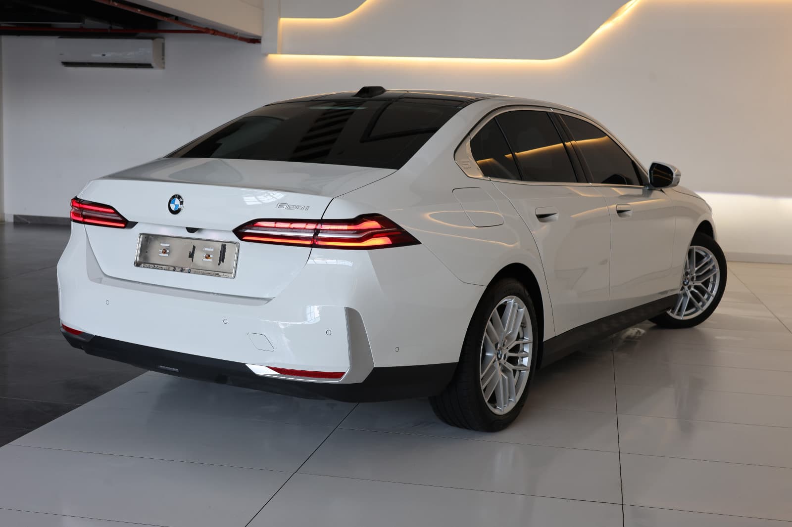 2026 BMW 520i - Thumbnail 3