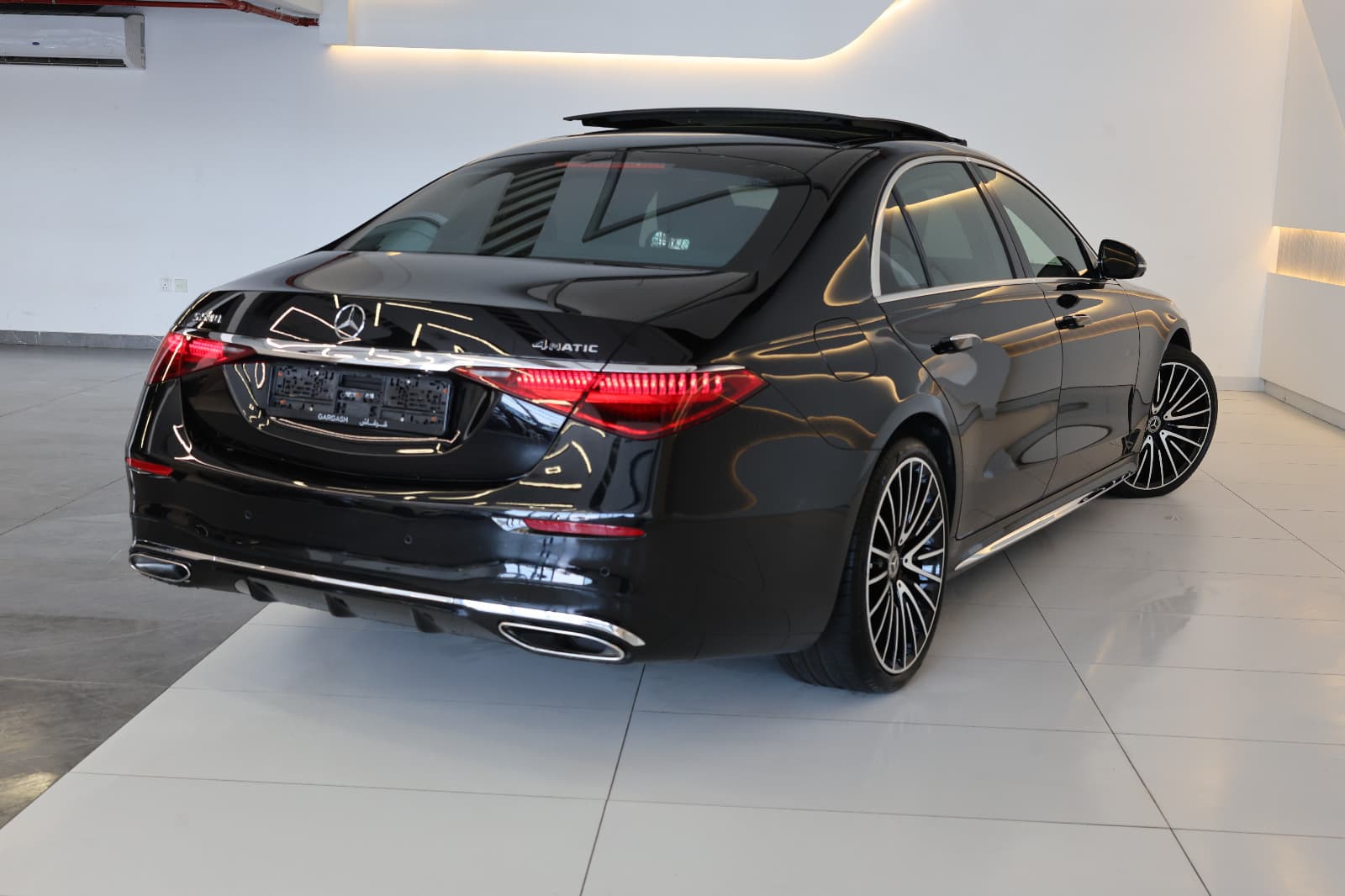 Mercedes- benz S500 4 matic-under warranty and service  - Thumbnail 3