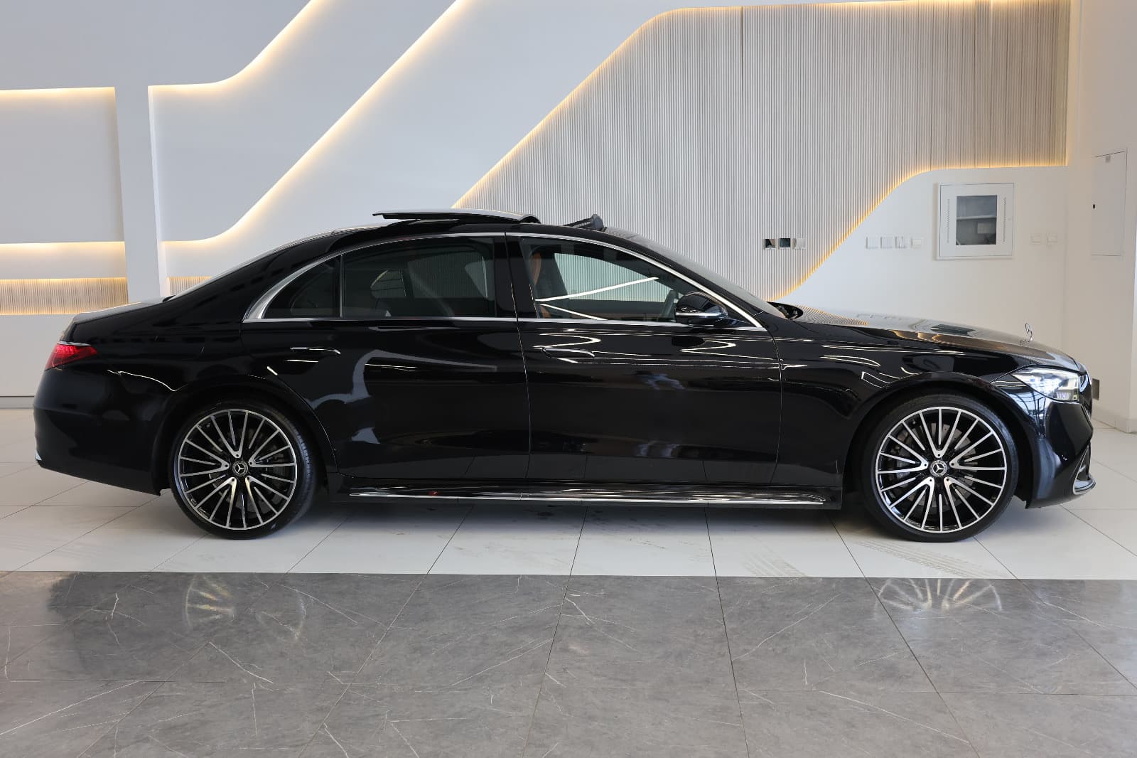 Mercedes- benz S500 4 matic-under warranty and service  - Thumbnail 7