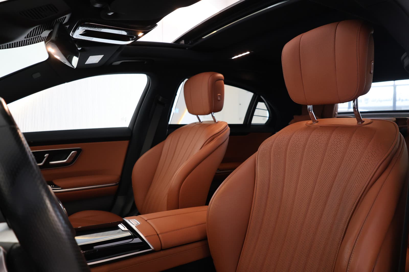 Mercedes- benz S500 4 matic-under warranty and service  - Thumbnail 11