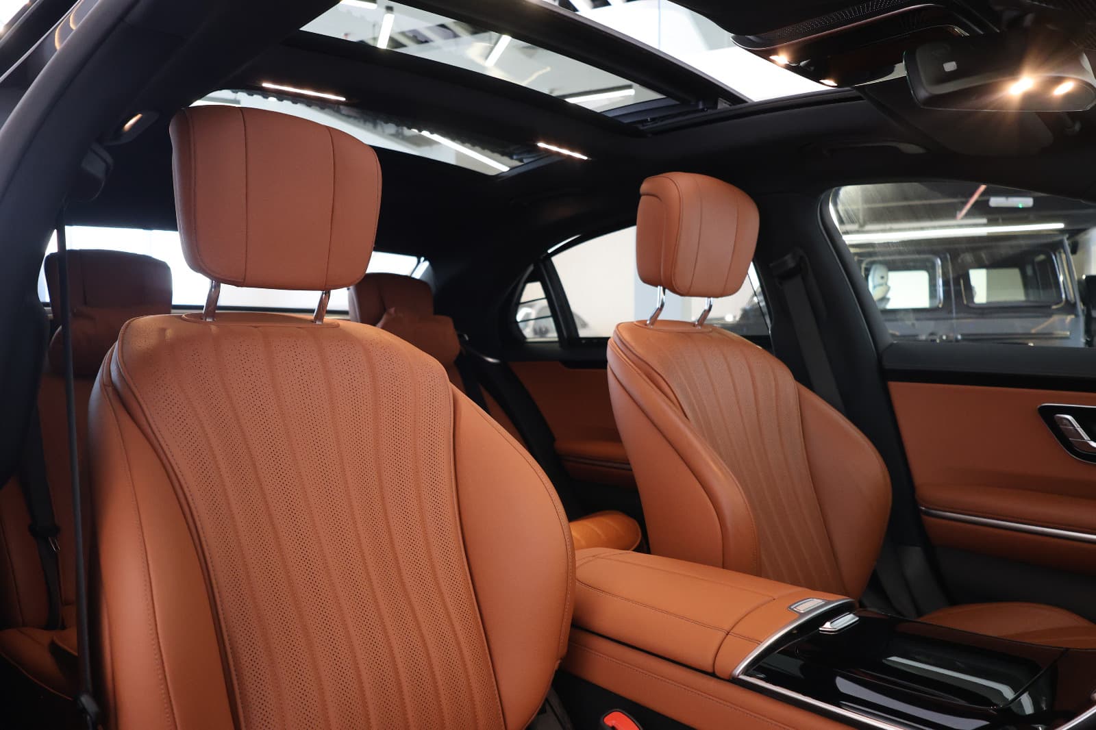 Mercedes- benz S500 4 matic-under warranty and service  - Thumbnail 15