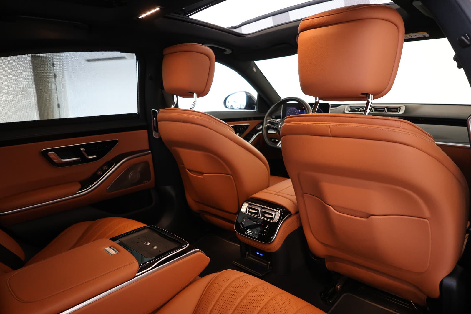 Mercedes- benz S500 4 matic-under warranty and service  - Thumbnail 16